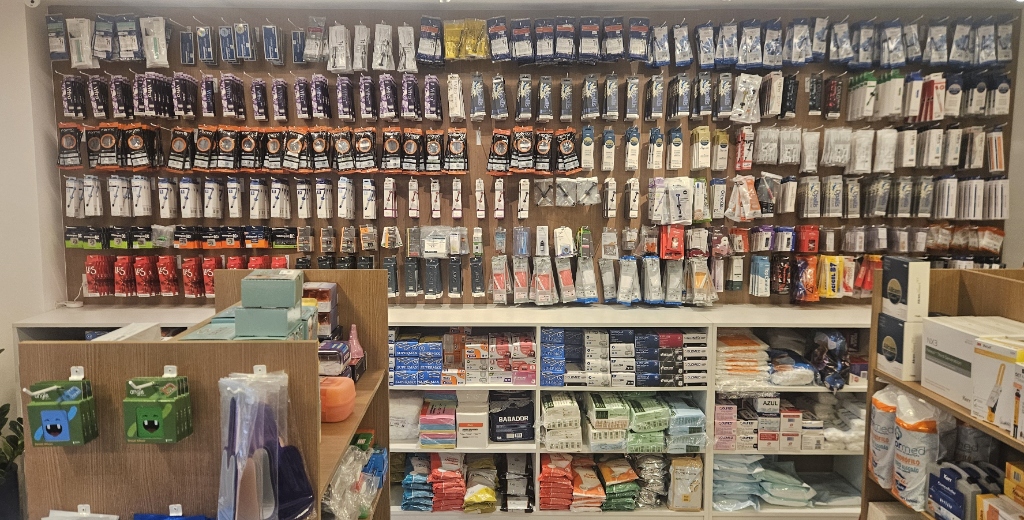 Prateleiras e produtos odontologicos na Dental Muller - materiais e instrumentos profissionais